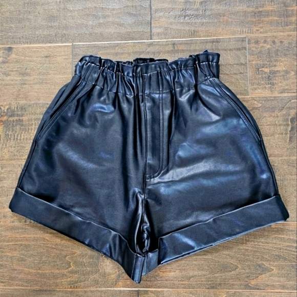 Abercrombie & Fitch Women's Vegan Leather Black Shorts NWT Size xs - Picture 5 of 7